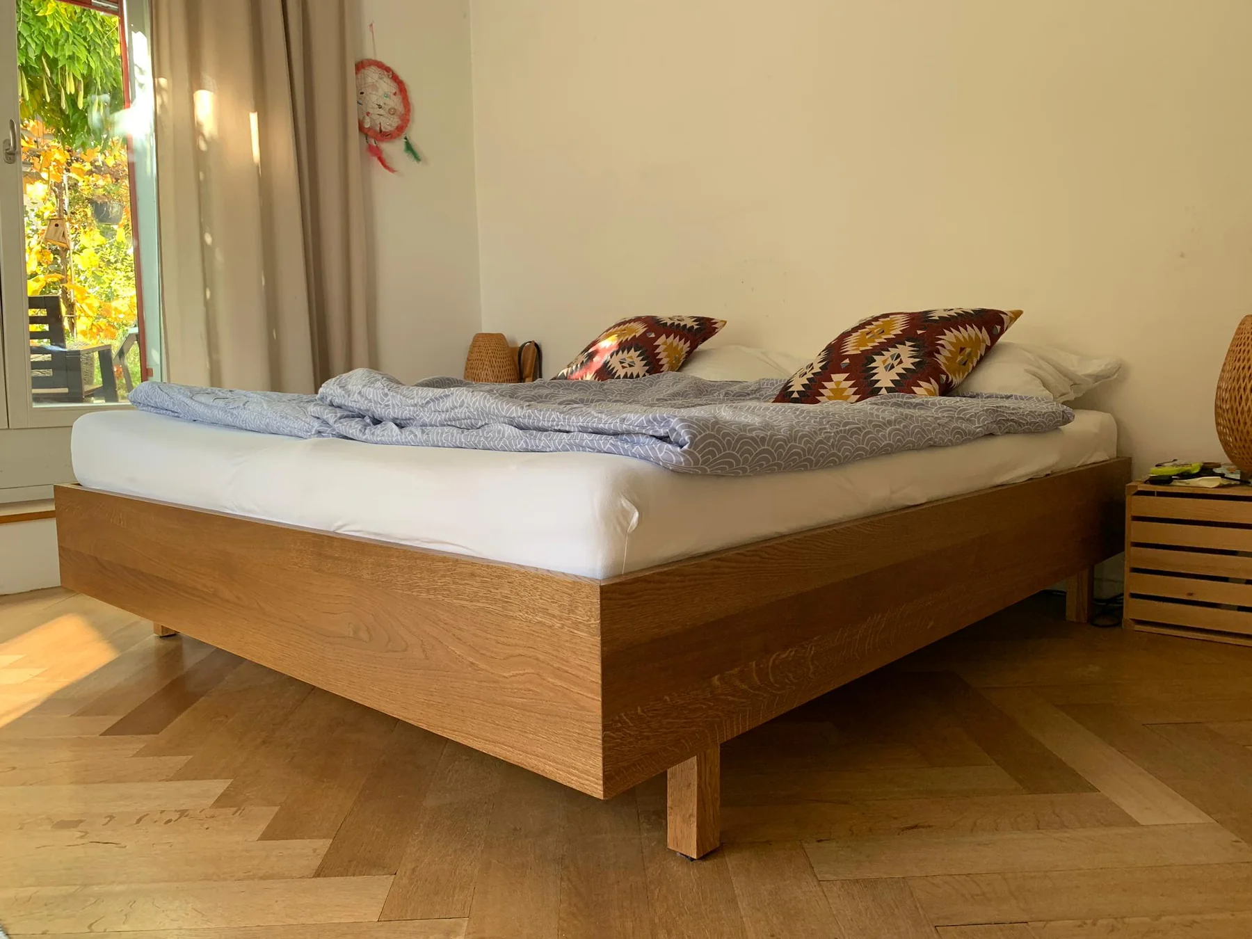 Massgefertigtes Holzbett