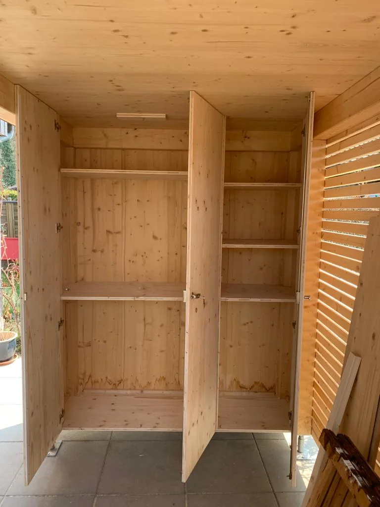 Einbauschrank mit Holzdetails
